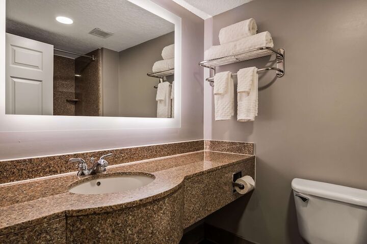 2 Queen Beds Microfridge Full Breakfast (8 of 10)