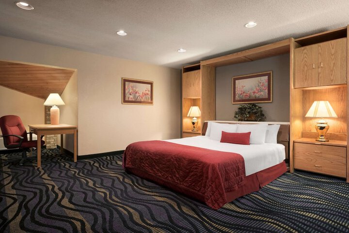 1 King Bed (12 of 17)