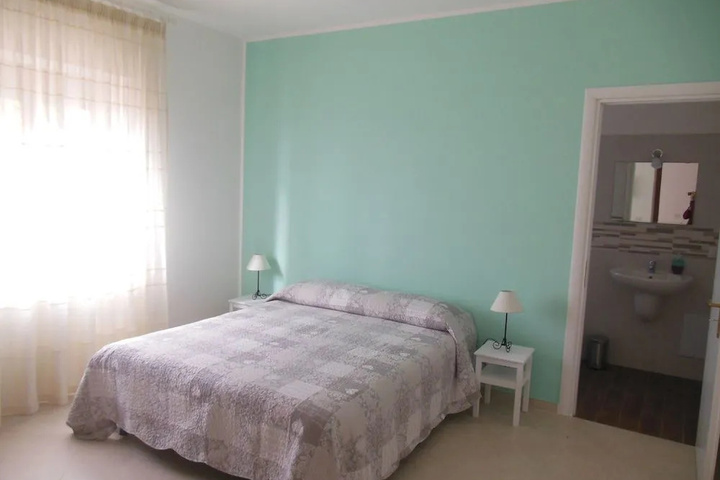 Room 5 of 9