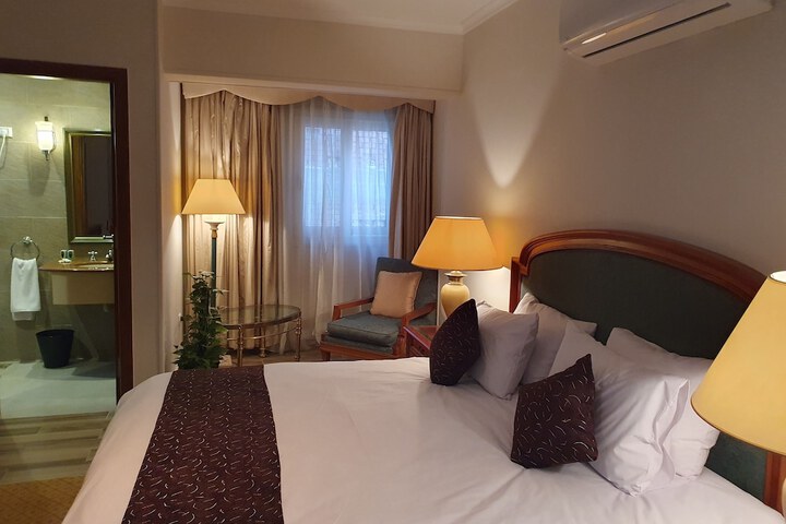 Room 8 of 34