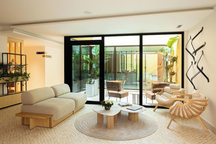 Lounge 71 of 78