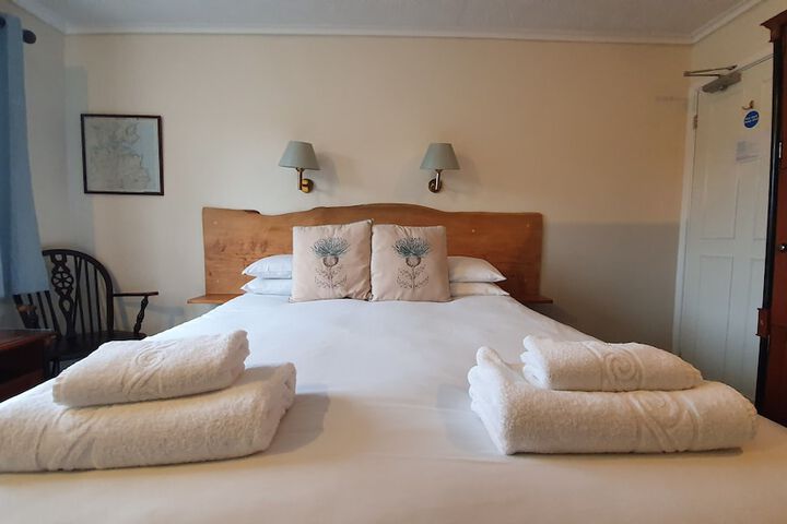 Room 2 of 210