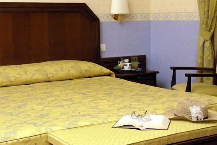 Room 34 of 142