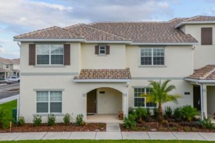 5 Bedroom Townhouse at Storey Lake 66543 by RedAwning