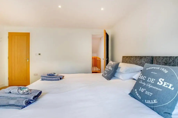 Room 4 of 15