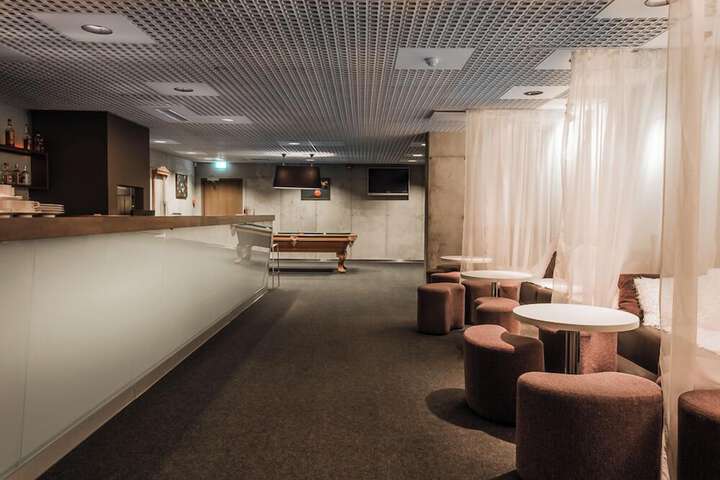 Lounge 104 of 114