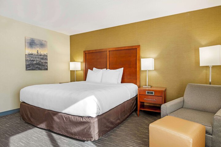 1 King Bed Microwave and Refrigerator Full Breakfast (5 of 29)
