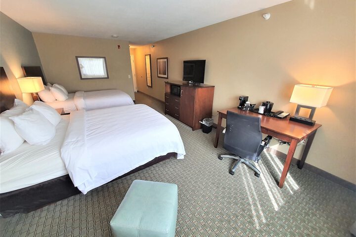 Standard Queen Bed Accessible (20 of 25)