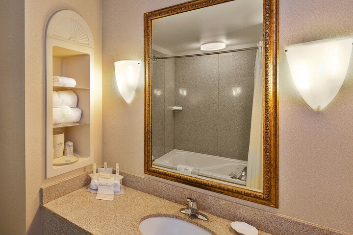 Suite King Size Bed (2 of 12)