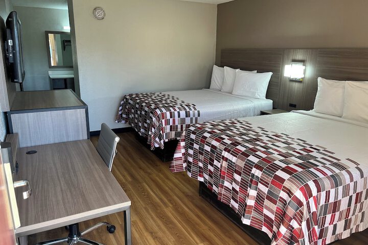Deluxe 2 Queen Beds (1 of 12)