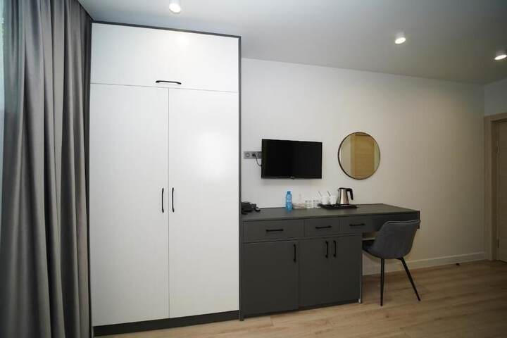 Room 5 of 18