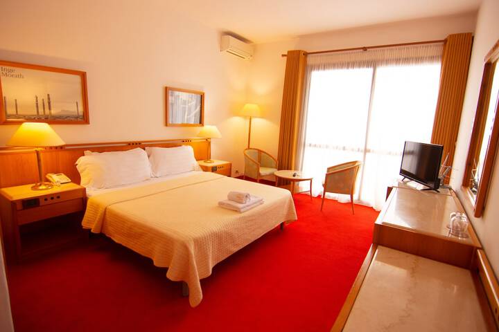 Room 28 of 187