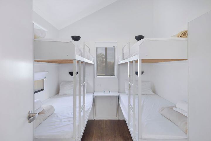Room 33 of 144