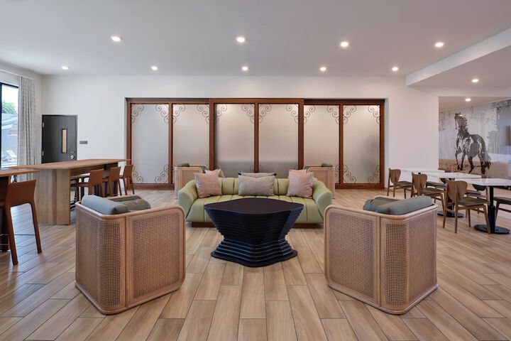 Lounge 56 of 65