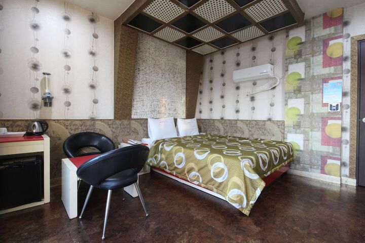 Room 9 of 27