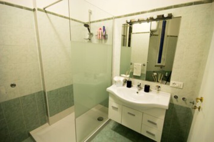 Room 4 of 32