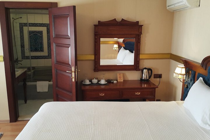 Room 5 of 77