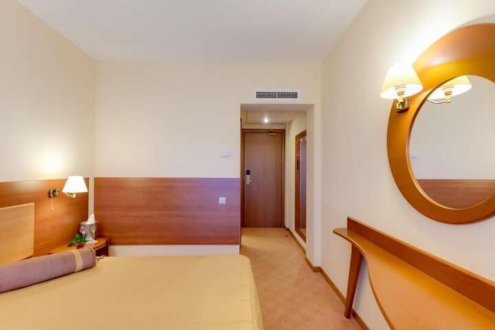 Room 6 of 19