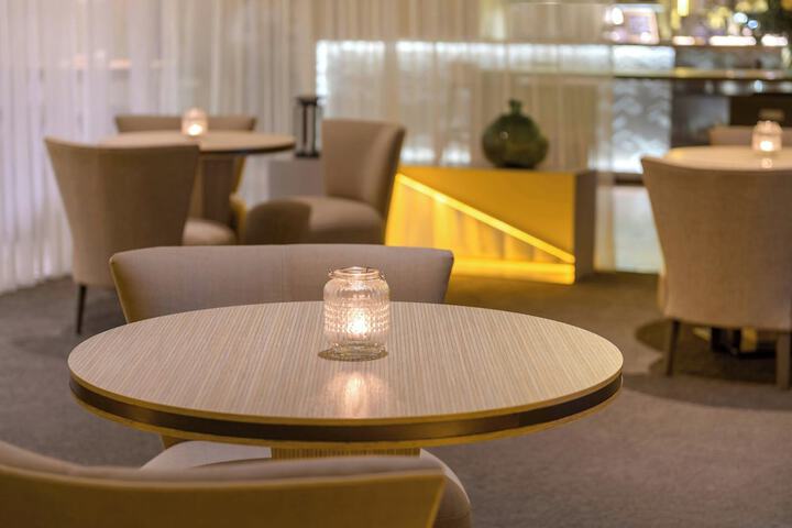 Lounge 107 of 124