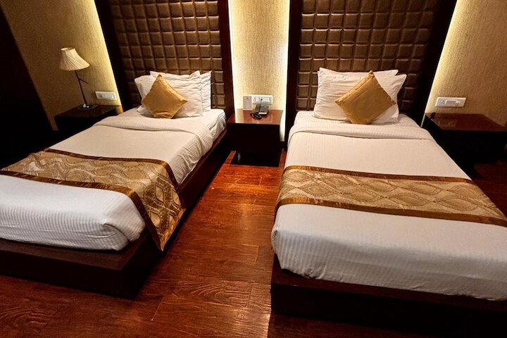 Room 6 of 13
