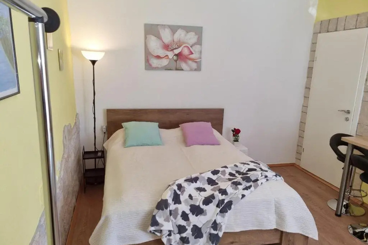 Room 4 of 10