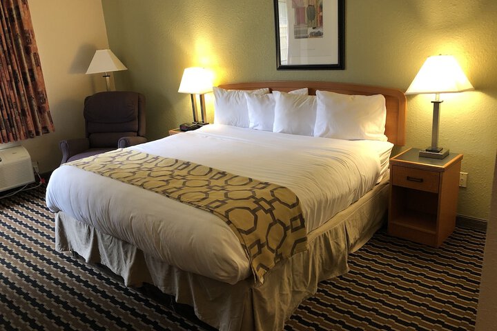 1 Queen Bed (8 of 13)