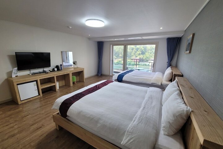 Room 10 of 77