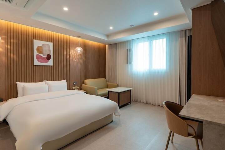 Room 3 of 76