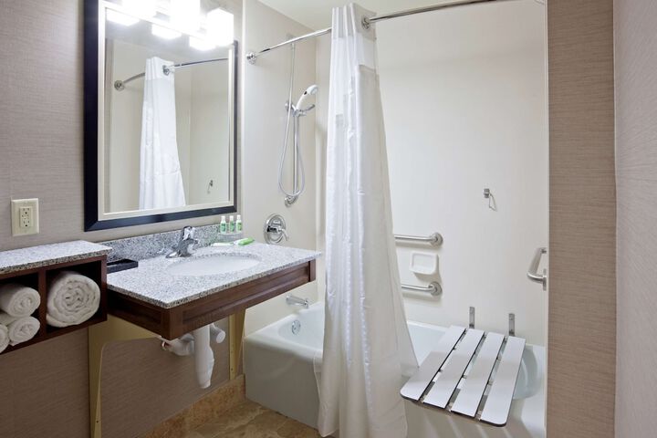 1 King Accessible Comm Assist Bathtub Microwave, Refrigerator WiFi Full Breakfast (5 of 8)