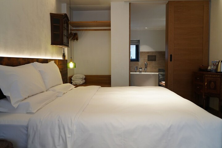 Room 73 of 147