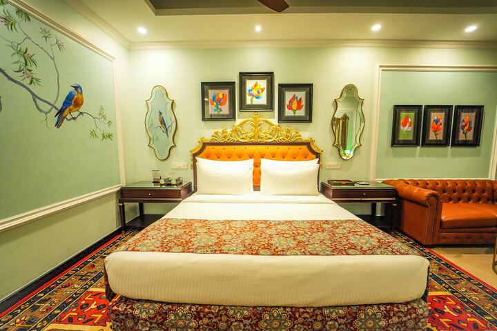 Room 4 of 32