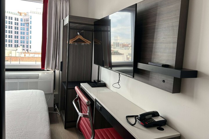 1 King Bed (5 of 5)