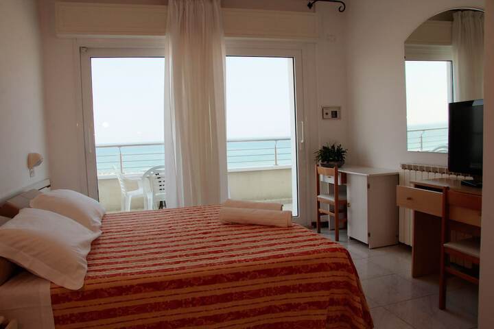 Room 6 of 37
