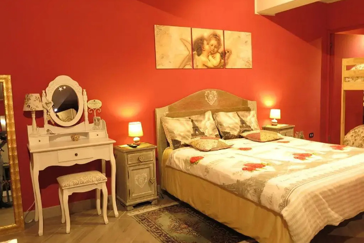 Room 6 of 12