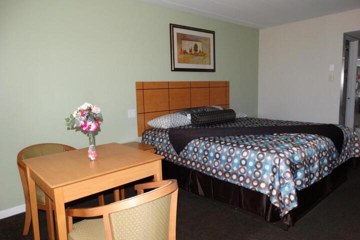 Basic Room 1 King Bed (3 of 3)