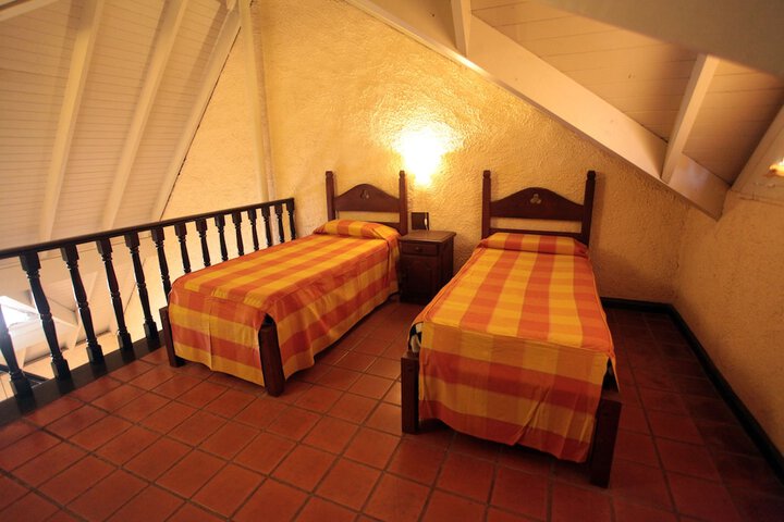 Room 4 of 10