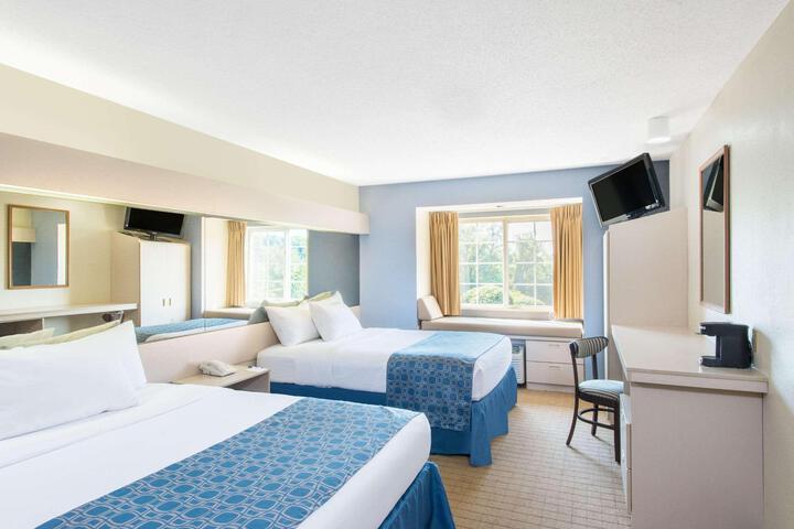 1 Queen Bed (8 of 10)