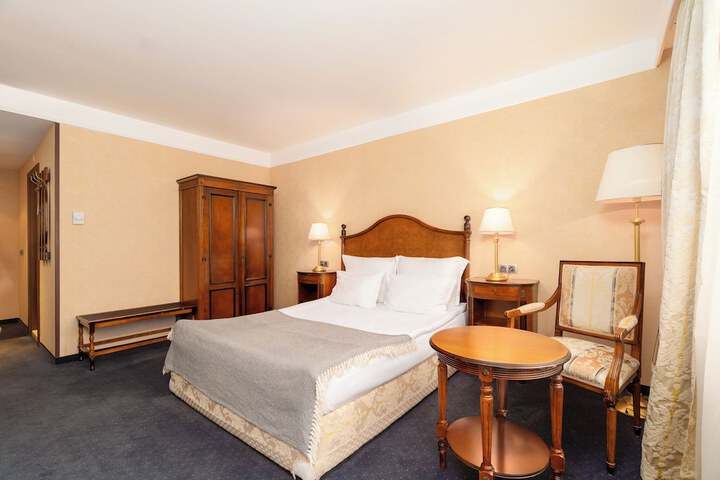 Room 18 of 161