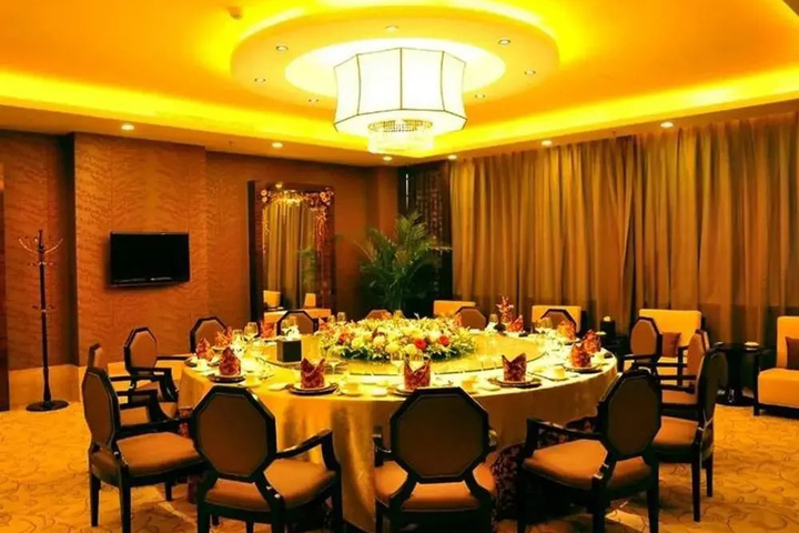 Dining 8 of 9