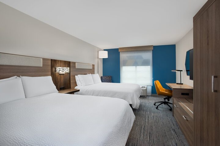 2 Queen Beds (1 of 11)