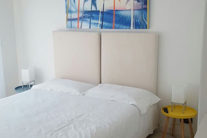 Room 2 of 10