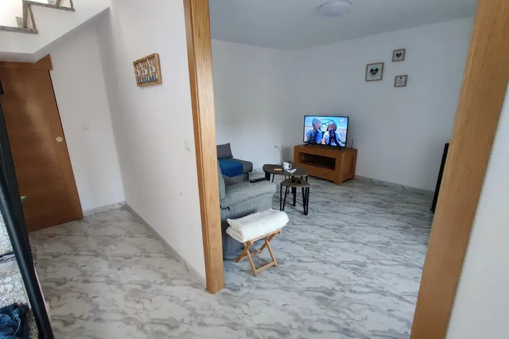 Room 4 of 8
