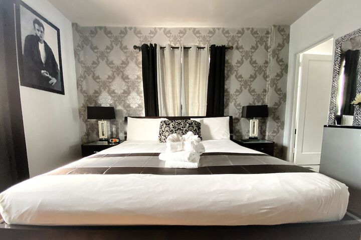 1 King Bed (7 of 9)