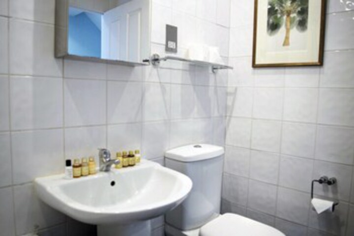 Trendy 2BR Home in Heart of Chiswick 4 Guests!