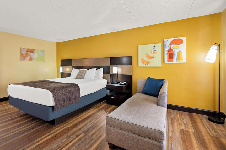 1 King Bed Upstairs High Speed Internet Accessible Microwave and Refrigerator, Continental Breakfast (6 of 16)