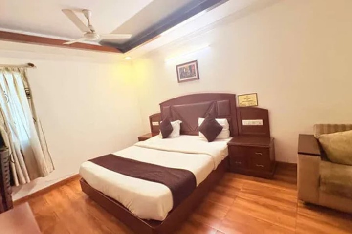 Room 9 of 18