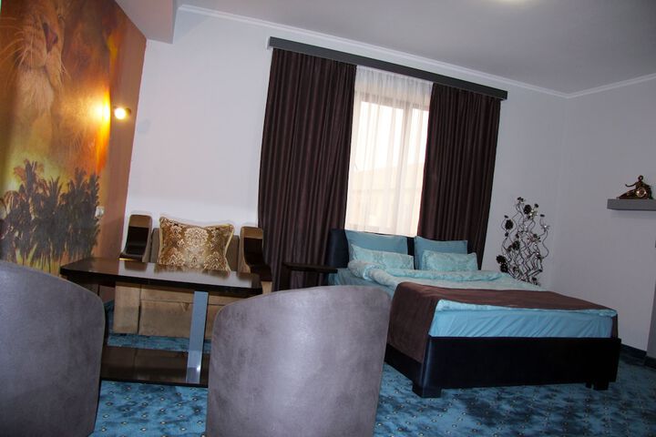 Room 11 of 28