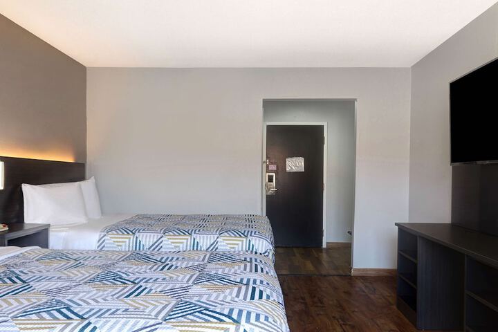 2 Queen Beds (1 of 9)
