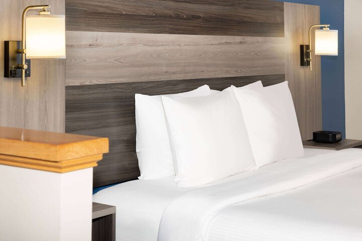 1 Queen Bed Mobility Accessible Studio Suite Bathtub with Grab Bars (4 of 28)