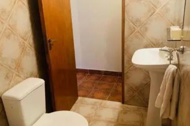 Room 9 of 18